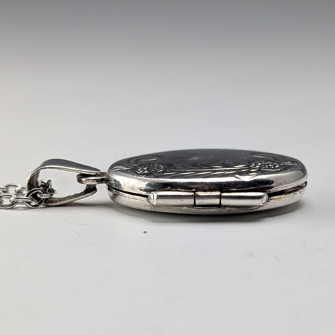 ヴィンテージ 純銀製 オーバル型ロケットペンダント 3.9g ネックレス付き