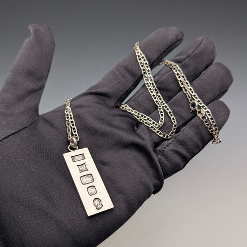 1977 British sterling silver jubilee ingot pendant and sterling silver chain, total weight 22g, WJ Co.