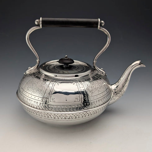 帶有凱爾特雕刻的古董英國鍍銀茶壺