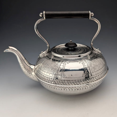 帶有凱爾特雕刻的古董英國鍍銀茶壺