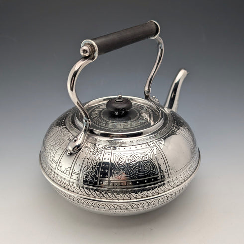 帶有凱爾特雕刻的古董英國鍍銀茶壺