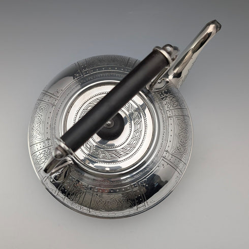 帶有凱爾特雕刻的古董英國鍍銀茶壺