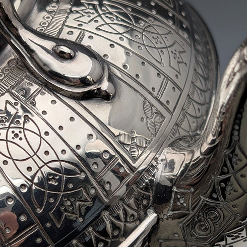 帶有凱爾特雕刻的古董英國鍍銀茶壺