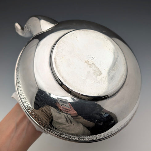 帶有凱爾特雕刻的古董英國鍍銀茶壺