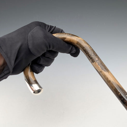 1925 年英國古董手杖,帶有斑駁的桿身、彎曲的手柄和純銀裝飾,86 厘米