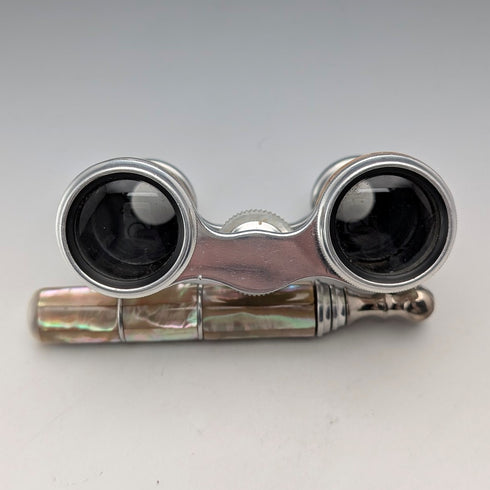 約 1900 年法國古董白色珍珠母裝飾有手柄的歌劇眼鏡、雙筒望遠鏡