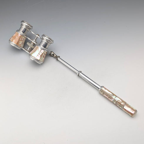 約 1900 年法國古董白色珍珠母裝飾有手柄的歌劇眼鏡、雙筒望遠鏡