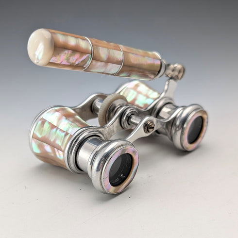 約 1900 年法國古董白色珍珠母裝飾有手柄的歌劇眼鏡、雙筒望遠鏡