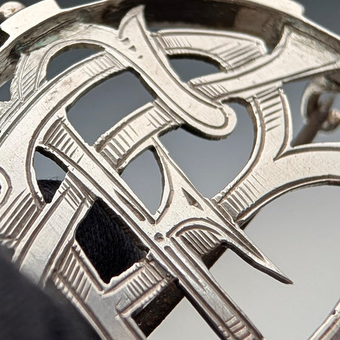 アンティーク 純銀製 モノグラム装飾 丸型ブローチ