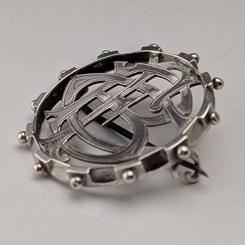 アンティーク 純銀製 モノグラム装飾 丸型ブローチ