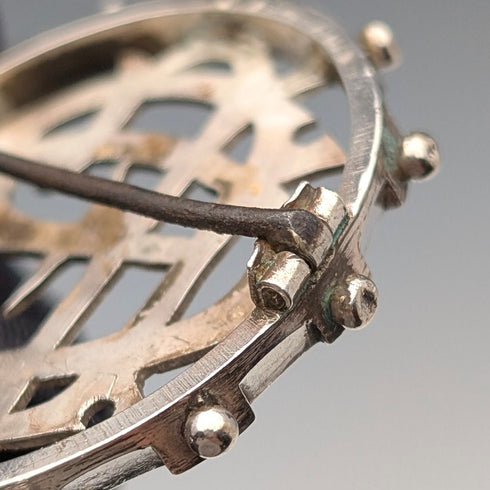 アンティーク 純銀製 モノグラム装飾 丸型ブローチ