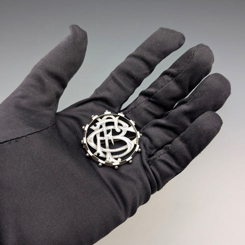 アンティーク 純銀製 モノグラム装飾 丸型ブローチ