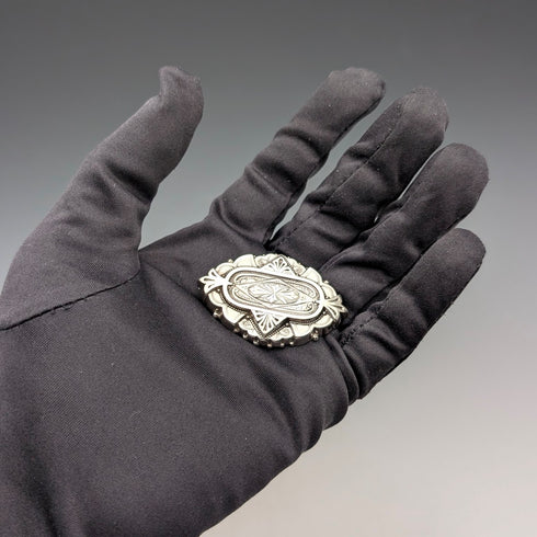 1880年 英国アンティーク 純銀製 細密彫刻 オーバル型ブローチ Alfred George Griffiths