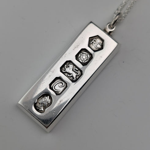 1977 British sterling silver jubilee ingot pendant and sterling silver chain, 35g total, Carr's