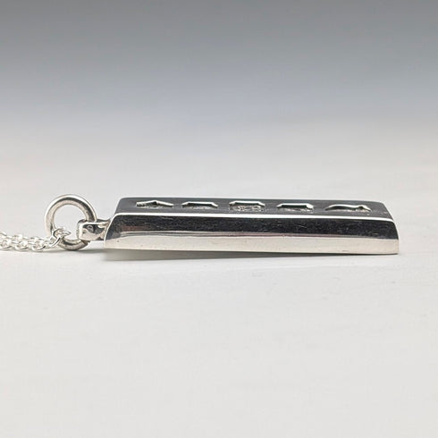 1977 British sterling silver jubilee ingot pendant and sterling silver chain, 35g total, Carr's