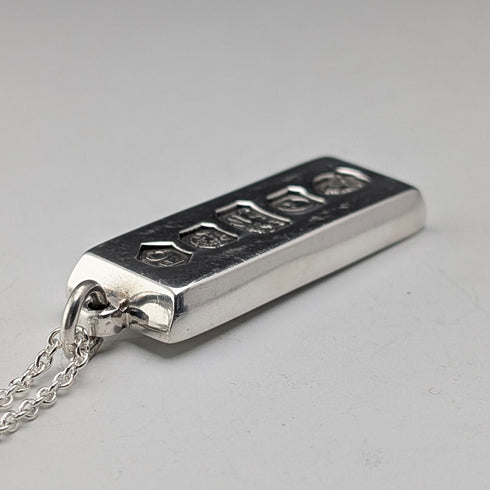 1977 British sterling silver jubilee ingot pendant and sterling silver chain, 35g total, Carr's