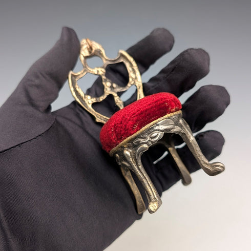 20 世紀 20 年代古董黃銅椅子懷錶架,配有紅色天鵝絨床單