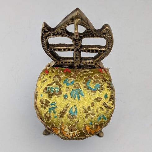 20 世紀 20 年代古董黃銅椅形懷錶架,帶黃色刺繡座椅