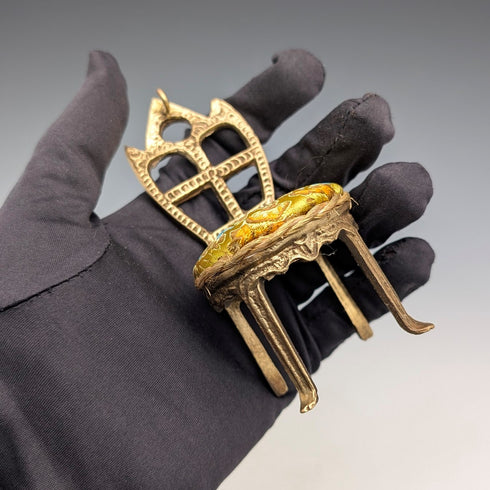 20 世紀 20 年代古董黃銅椅形懷錶架,帶黃色刺繡座椅