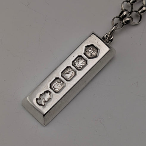 1977 年英國不列顛尼亞銀禧紀念錠吊墜和超厚純銀鍊,共重 45.5 克