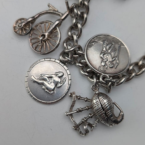 1962年 英国ヴィンテージ 純銀製 チャームブレスレット 48g 南京錠型留め金 WJS