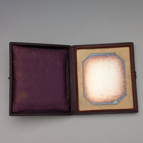 一對古董銀版照片,裝在皮革盒中