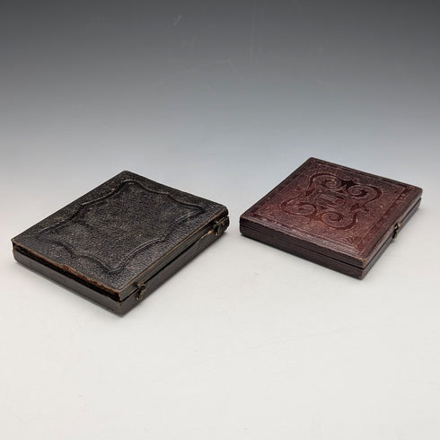 一對古董銀版照片,裝在皮革盒中