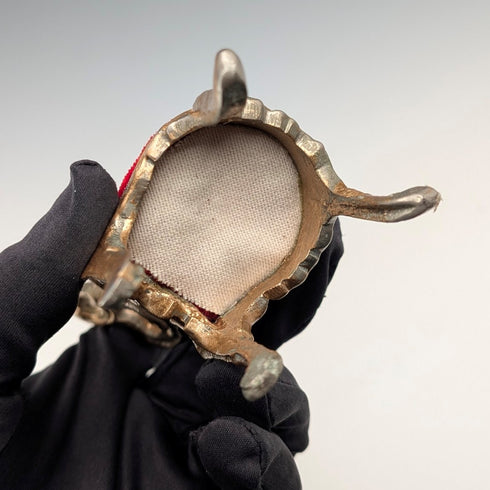 20 世紀 20 年代古董黃銅椅子懷錶架,配有紅色天鵝絨床單