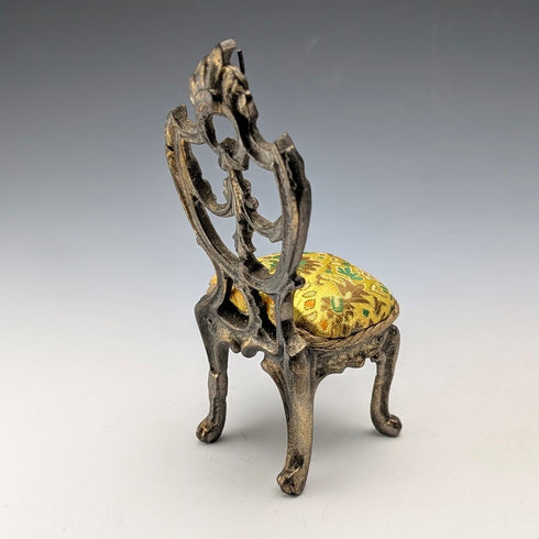 20 世紀 20 年代古董黃銅椅形懷錶架,帶黃色刺繡座椅