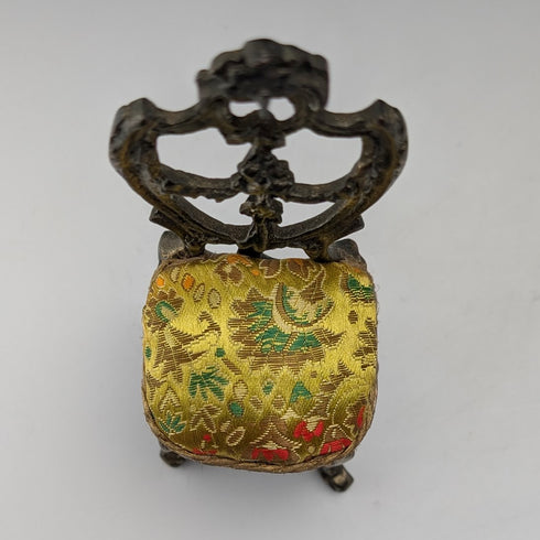 20 世紀 20 年代古董黃銅椅形懷錶架,帶黃色刺繡座椅