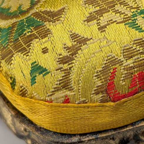 20 世紀 20 年代古董黃銅椅形懷錶架,帶黃色刺繡座椅