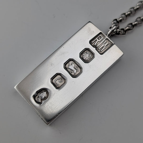 1977 British pure silver jubilee ingot pendant with pure silver necklace, total weight 42g, Ralph Weston