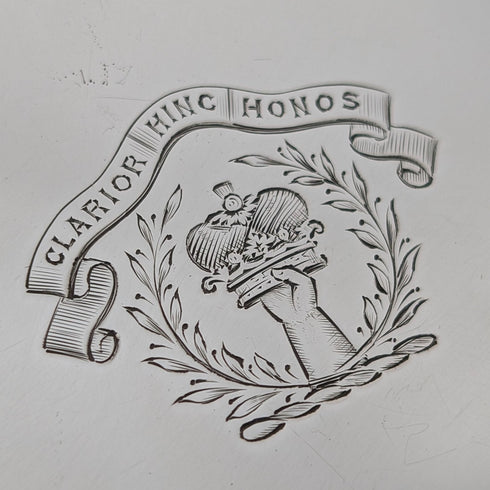 1897 年英國古董純銀雙門卡片盒,鏡面拋光,刻有盾徽,107 克