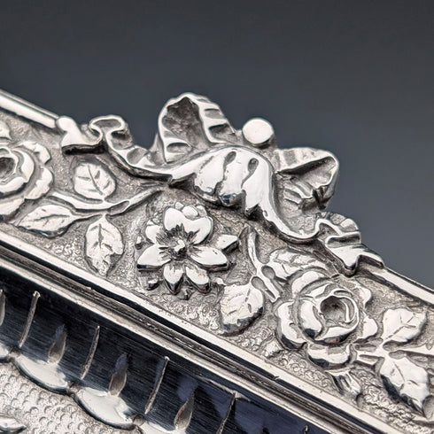 中期ビクトリアン 英国アンティーク シルバープレート製 レリーフ彫刻 角形ドレッシングテーブルトレイ