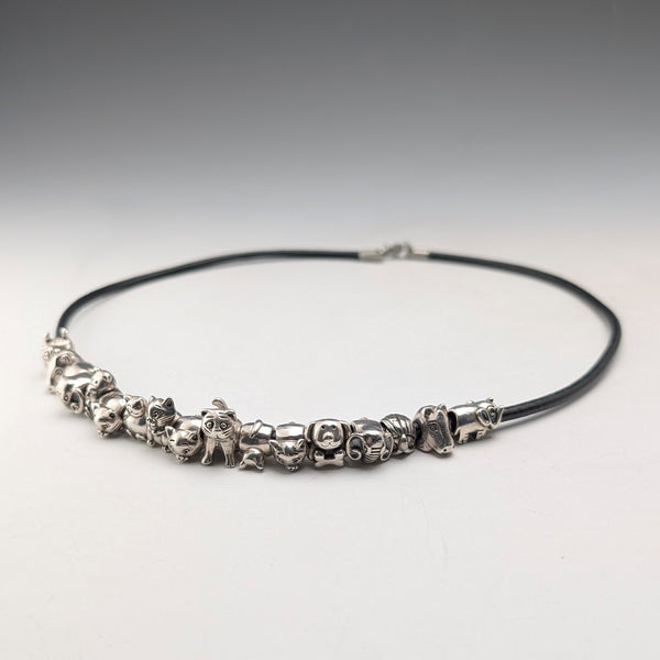 復古純銀動物珠子總重 56 克,搭配皮革項鍊