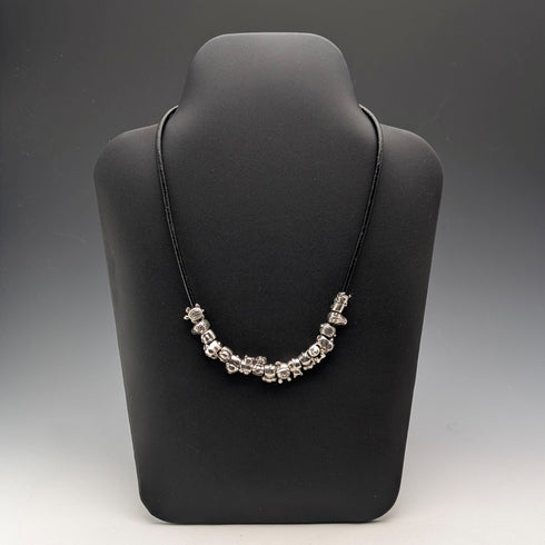 復古純銀動物珠子總重 56 克,搭配皮革項鍊