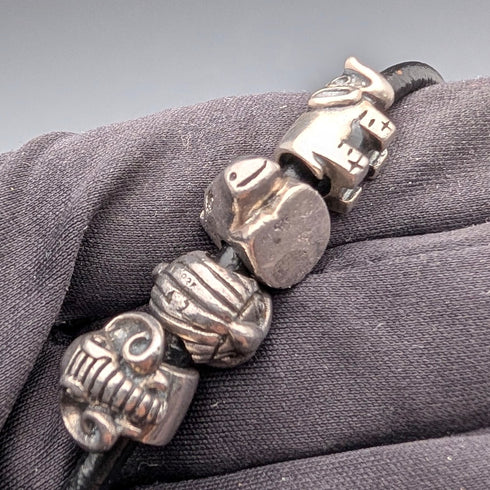 復古純銀動物珠子總重 56 克,搭配皮革項鍊