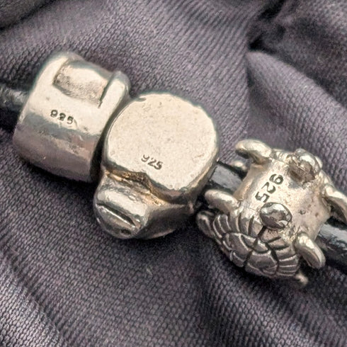 復古純銀動物珠子總重 56 克,搭配皮革項鍊