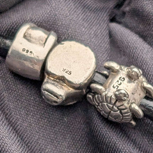 復古純銀動物珠子總重 56 克,搭配皮革項鍊