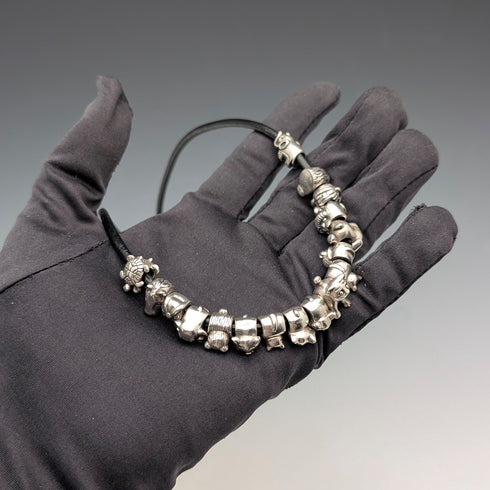 復古純銀動物珠子總重 56 克,搭配皮革項鍊