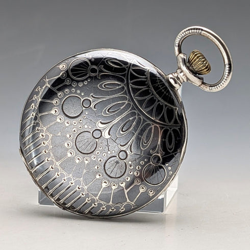 古董瑞士製造無簽名懷錶,銀色側面有黑金裝飾,纖薄獵錶殼,運作良好