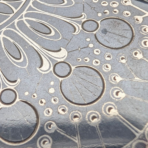 古董瑞士製造無簽名懷錶,銀色側面有黑金裝飾,纖薄獵錶殼,運作良好