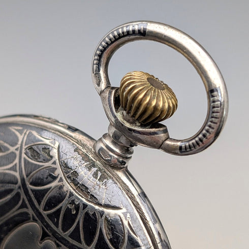 古董瑞士製造無簽名懷錶,銀色側面有黑金裝飾,纖薄獵錶殼,運作良好