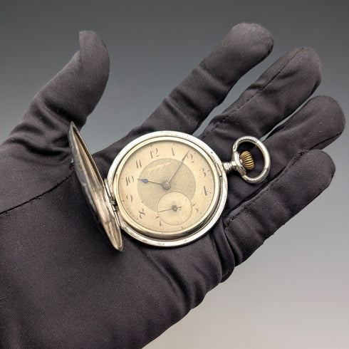 古董瑞士製造無簽名懷錶,銀色側面有黑金裝飾,纖薄獵錶殼,運作良好