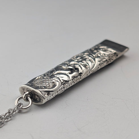 1902 年英國古董花卉裝飾純銀口哨,由 William Manton 製作,配有鏈條