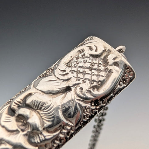 1902 年英國古董花卉裝飾純銀口哨,由 William Manton 製作,配有鏈條