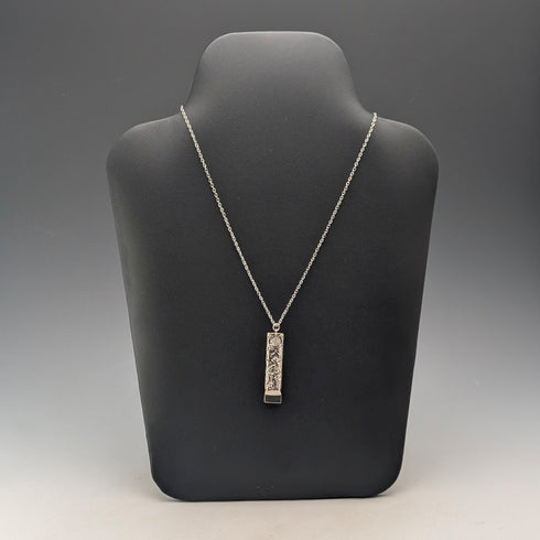 1902 年英國古董花卉裝飾純銀口哨,由 William Manton 製作,配有鏈條