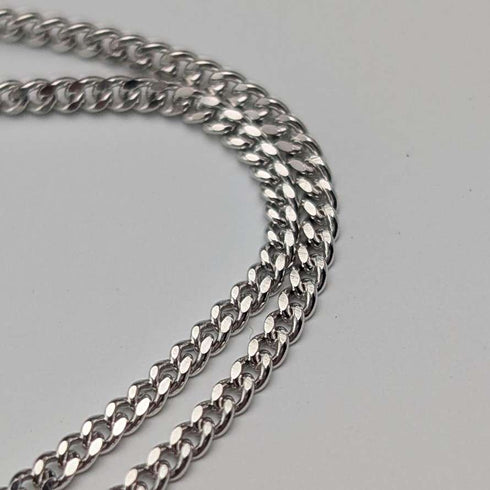 1972 British Vintage Sterling Silver Round Locket Pendant with Sterling Silver Necklace, 11.5g in total, Exquisite Jewellery