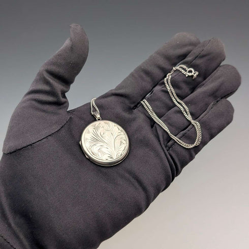 1972 British Vintage Sterling Silver Round Locket Pendant with Sterling Silver Necklace, 11.5g in total, Exquisite Jewellery