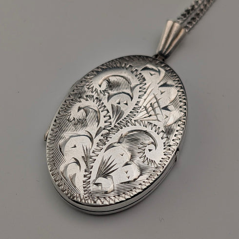 Vintage sterling silver oval locket pendant with sterling silver necklace, 7g total